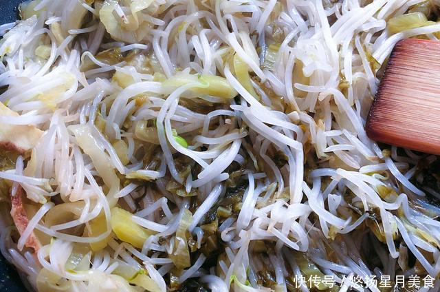 酸爽|绿豆芽和酸菜一起炒,酸爽开胃,风味独特,这也是小时候的味道