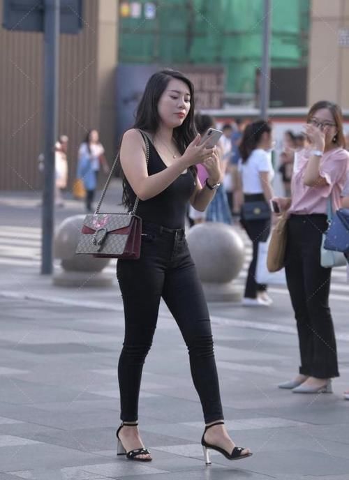 链条包 美女脚上搭配着一双透明的高跟凉鞋，让她看上去更加的迷人