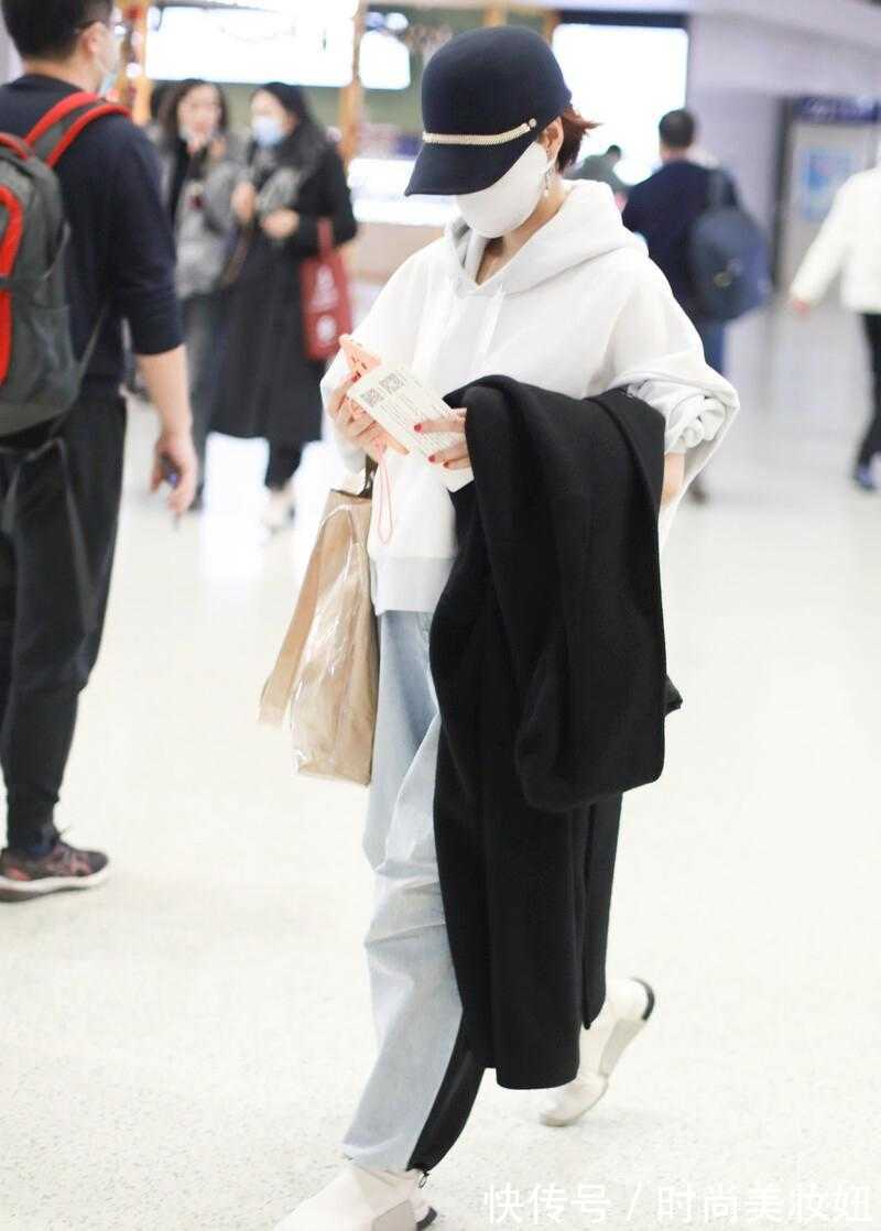 无龄感 马伊琍衣品真洋气,穿白色卫衣配运动裤,减龄不说还很高级