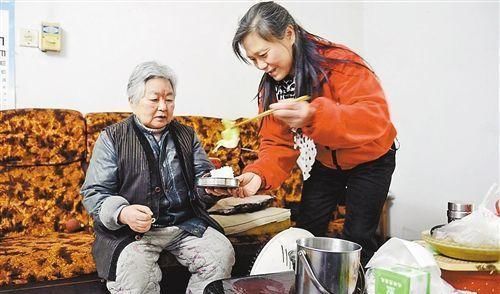 很多中老年人每天只吃两餐，是不健康的生活方式