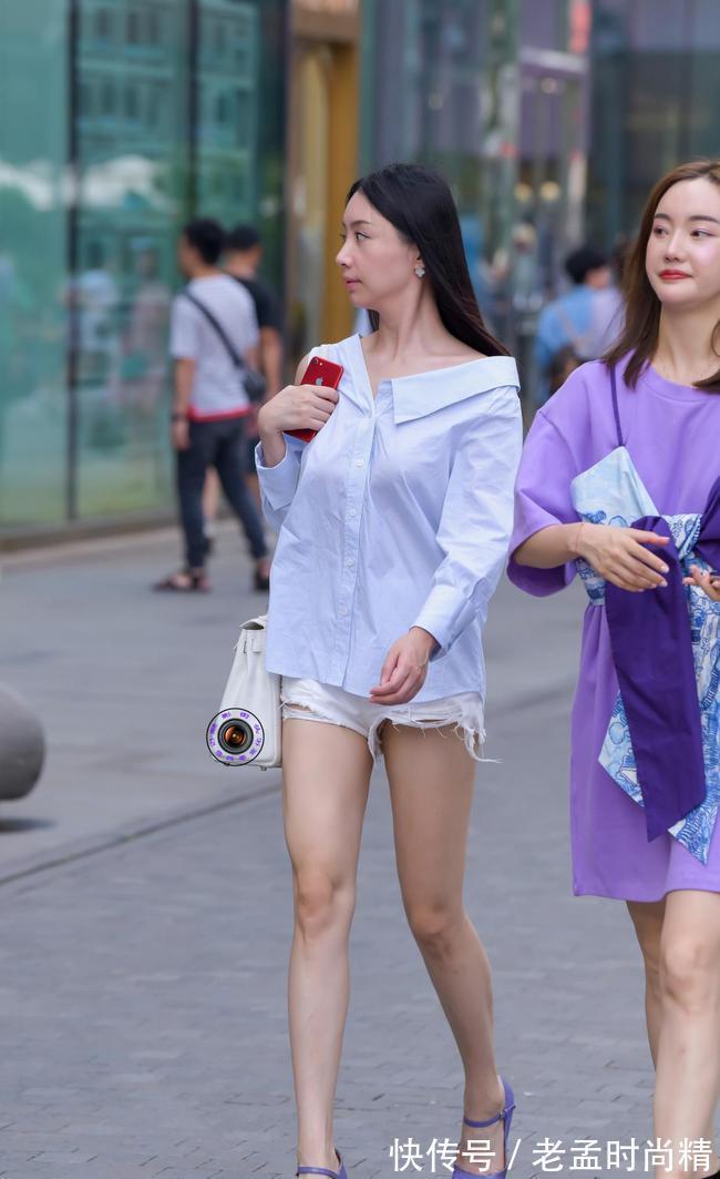 身材高挑 衬衫搭配牛仔短裤,脚下的蓝紫色高跟鞋,打造大长腿还非常出彩