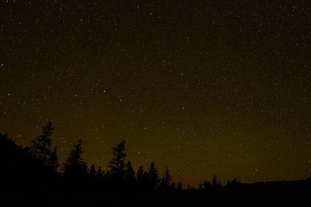 夜空 太阳下山后，夜晚的天空是黑的，真的是因为太阳落山的原因吗？