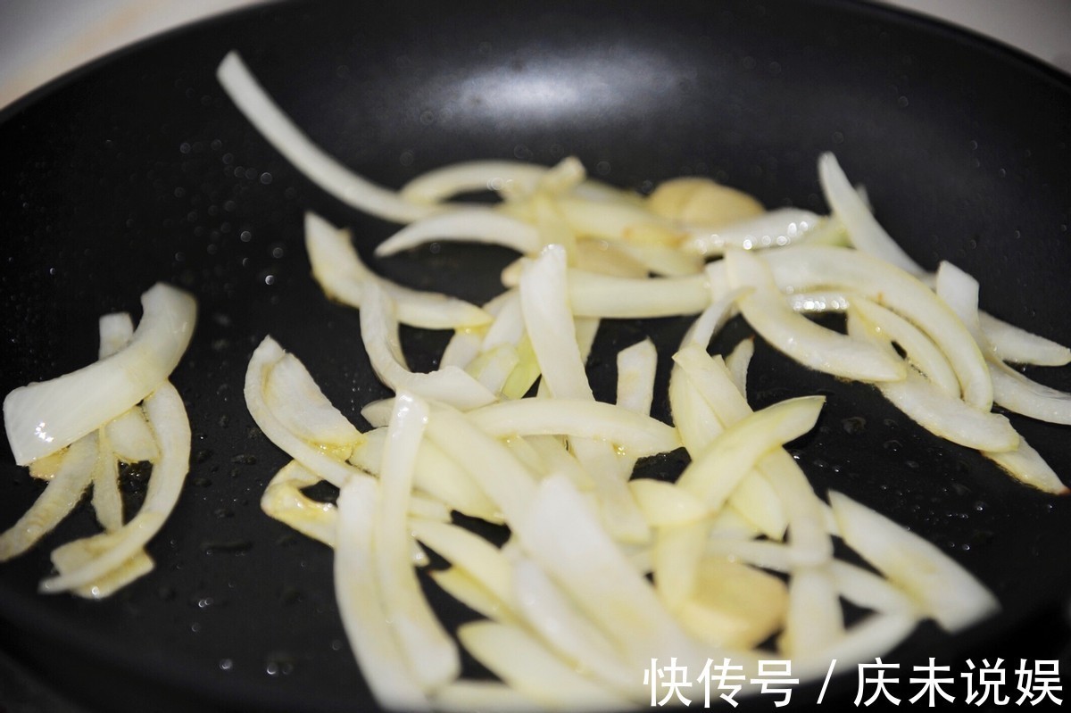 大虾好吃的做法，加入黑胡椒炖煮入味，鲜美可口，好吃到舔手指