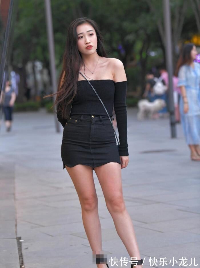 羽绒服 小姐姐穿黑色裙装出街很气质,看起来真的很又时尚气质