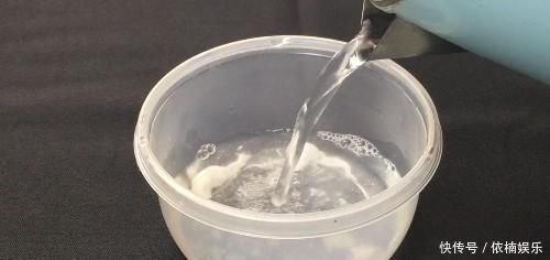 羽绒服送去干洗费时费钱,用这个小窍门,自己在家也能洗羽绒服