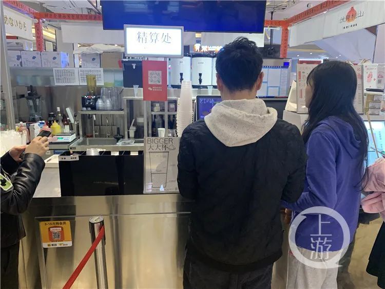 三分之一|喝了个寂寞！网红奶茶大杯三分之一是空的