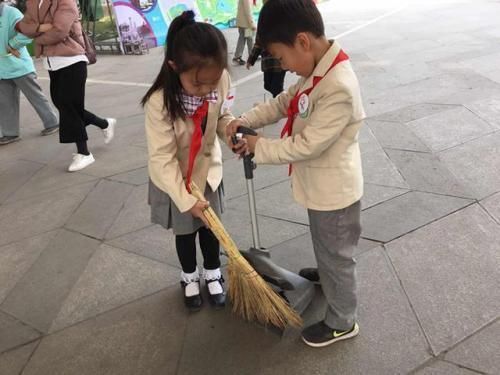 12岁小学生作文《花孔雀》火了，仅8行不过百字，老师看完称扎心