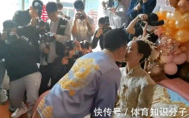 女排姑娘|举重冠军和女排姑娘成婚!开劳斯莱斯豪车接亲,现场挤满人抢红包