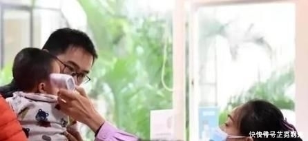 3岁男孩误食502胶水，妈妈下意识动作，获医生称赞平时没少读书