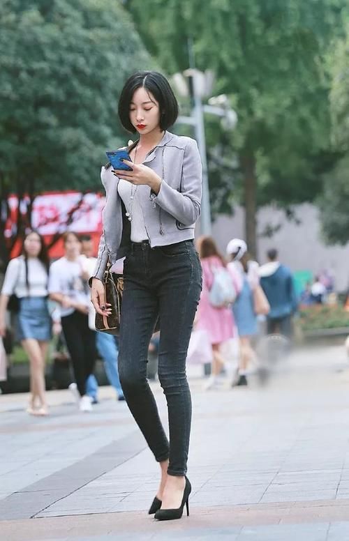 美女一双黑色的尖头高跟鞋显高又充满着魅力，带着一种时尚的气息