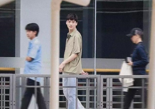 中餐厅|赵丽颖录制《中餐厅5》，打扮休闲状态好，网友：超级期待！