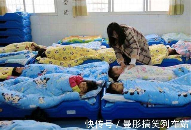 萌娃|幼儿园俩萌娃睡午觉前唠嗑,“灵魂对话”笑翻网友:三观不合啊