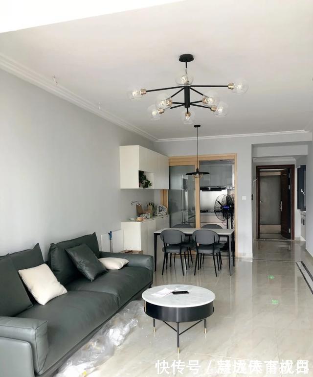 阳台上|她家不吊顶,只走石膏线,墙面不造型,只刷乳胶漆,太简洁耐看了