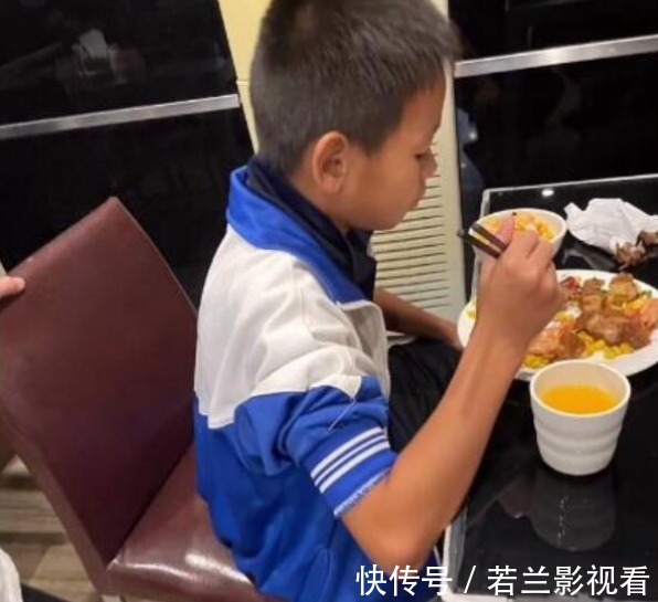 全进鹏|全红婵三姐弟罕见聚餐!红姐笑容满满,10岁弟弟全进鹏安静猛吃肉