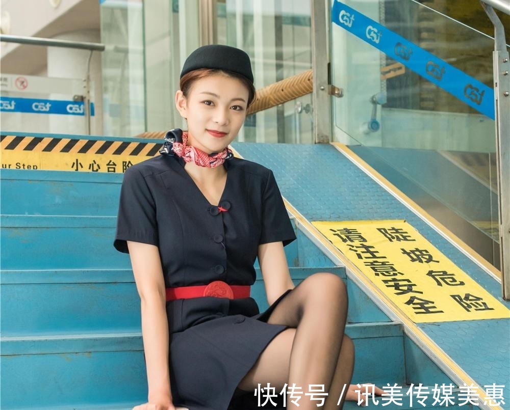 高跟鞋|藏青色的连衣裙,搭配黑色矮跟高跟鞋舒适有型,走起路来轻便优雅