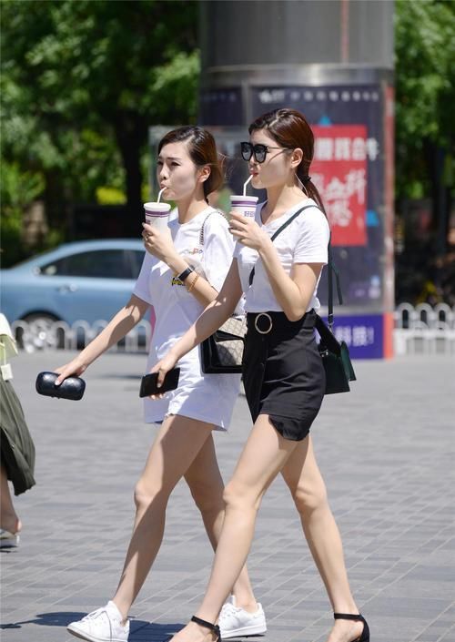 一对闺蜜，两种风格，按照自己的想法去搭配，穿出精致的感觉