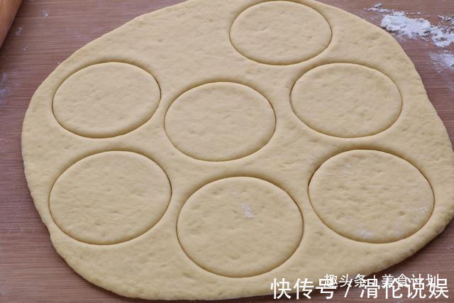 面粉简单新吃法，用杯子一压，早餐好吃又营养，比包子馒头油条强