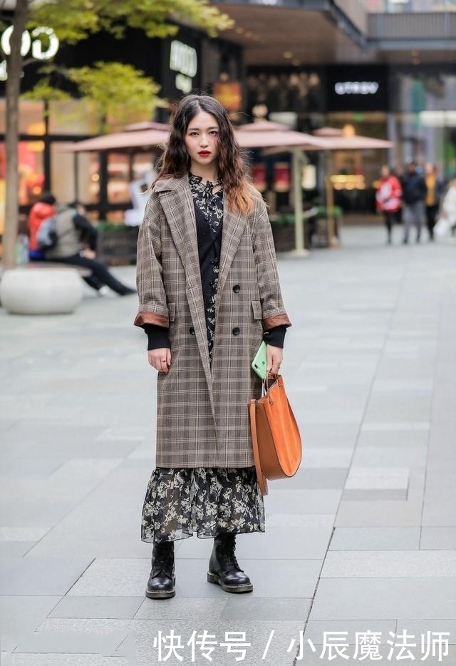 路人街拍,靓女穿银灰色的一字带穆勒鞋,满满的甜美风