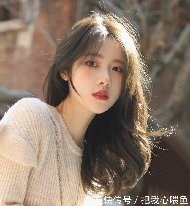 发型|有这几种脸型的女生，放弃“黑长直和刘海”吧，显老不说还没气质