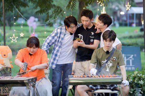 青春环游记3要换人?新MC剪影似吴亦凡,网友:除了沈腾都不爱