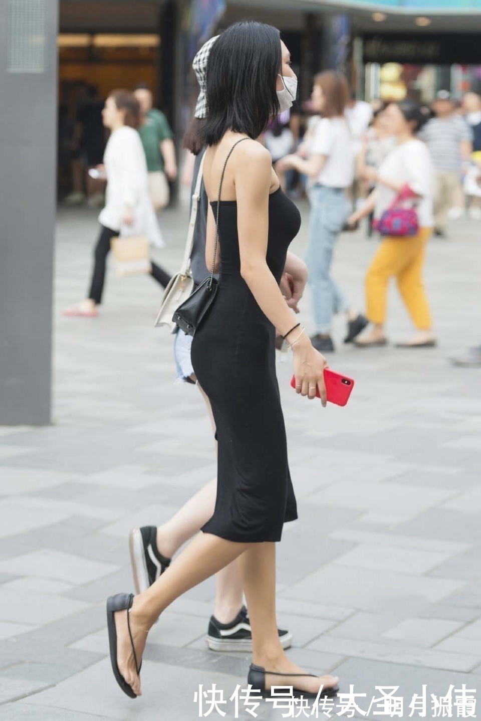 小姐姐|美女街拍一字肩连衣裙后开叉街拍,尽显优雅轻熟风