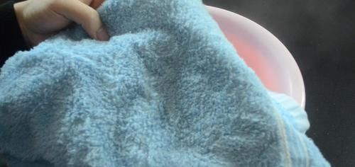 毛巾脏别再洗衣液洗, 洗的时候加一点它, 洗完毛巾就跟新的一样干净