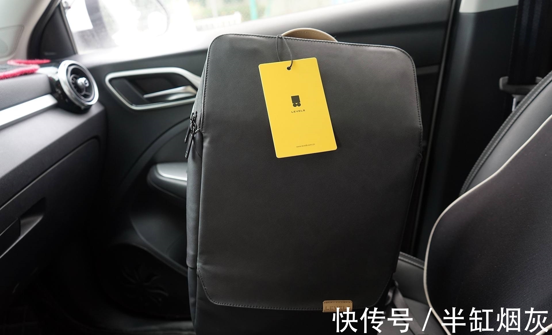 笔者 男人的背包就应该是这样有棱角,不复杂!第一眼就爱上了