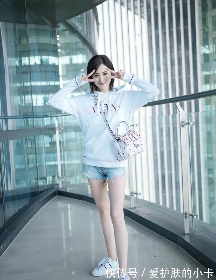 短裤|娜扎穿搭好像学生妹,白色卫衣配短裤好元气,青春靓丽不像29岁