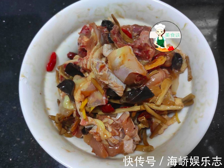 蒸鸡肉|木耳跟此菜是绝配，蒸一蒸就好，营养好吃不上火，常吃提高免疫力