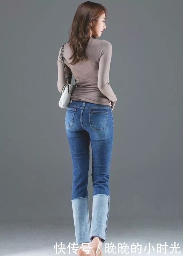 中年女人真会保养,牛仔裤搭配打底衫,像个年轻的辣妈!