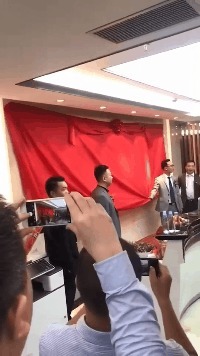 |搞笑GIF：小伙子，你这是看到什么了？笑得这么大声