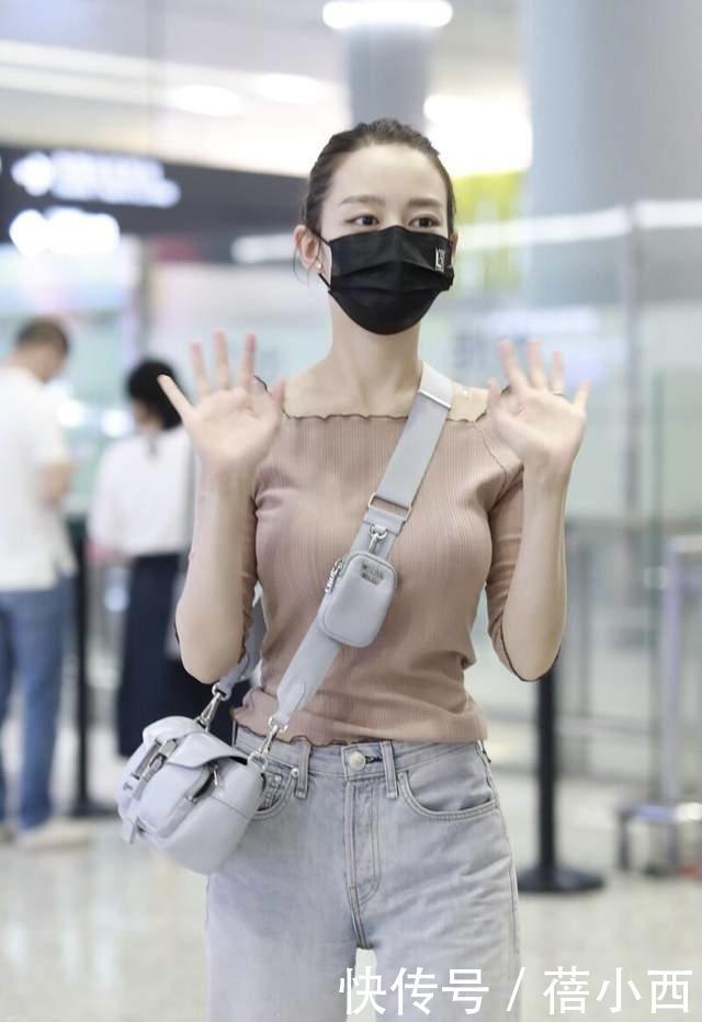 凹凸感|吉娜又穿出了我们想要的“凹凸感”,裸色上衣配牛仔裤,气质高级