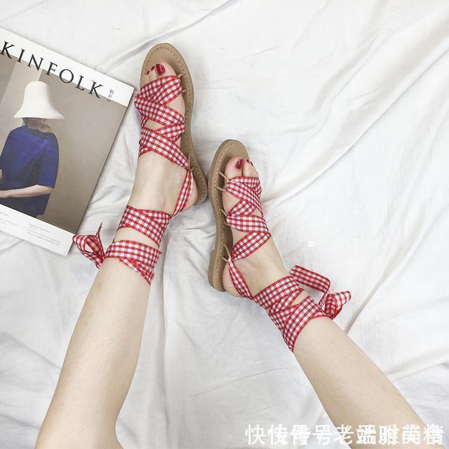脚形 夏季时尚潮流凉鞋，修饰出女人的完美脚形