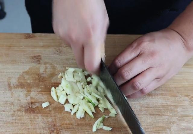 红薯淀粉|教你正宗的红薯凉粉做法,淀粉和水的比例告诉你,劲道爽滑超好吃