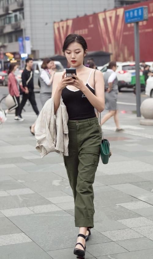 街拍邻家1号小姐姐,休闲装扮凸显气质,迷人