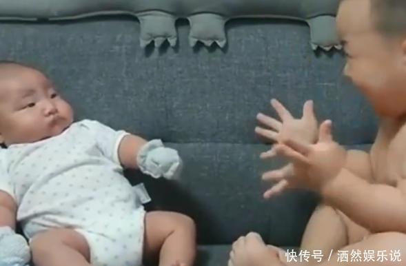 哥哥|2岁哥哥想抱弟弟却抱不动,接下来做的事把妈妈萌化了,好可爱