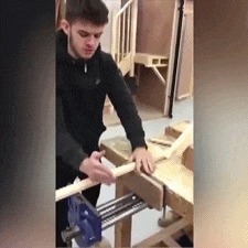 |搞笑GIF:这浪好厉害啊,拍打的妹子是猝不及防啊