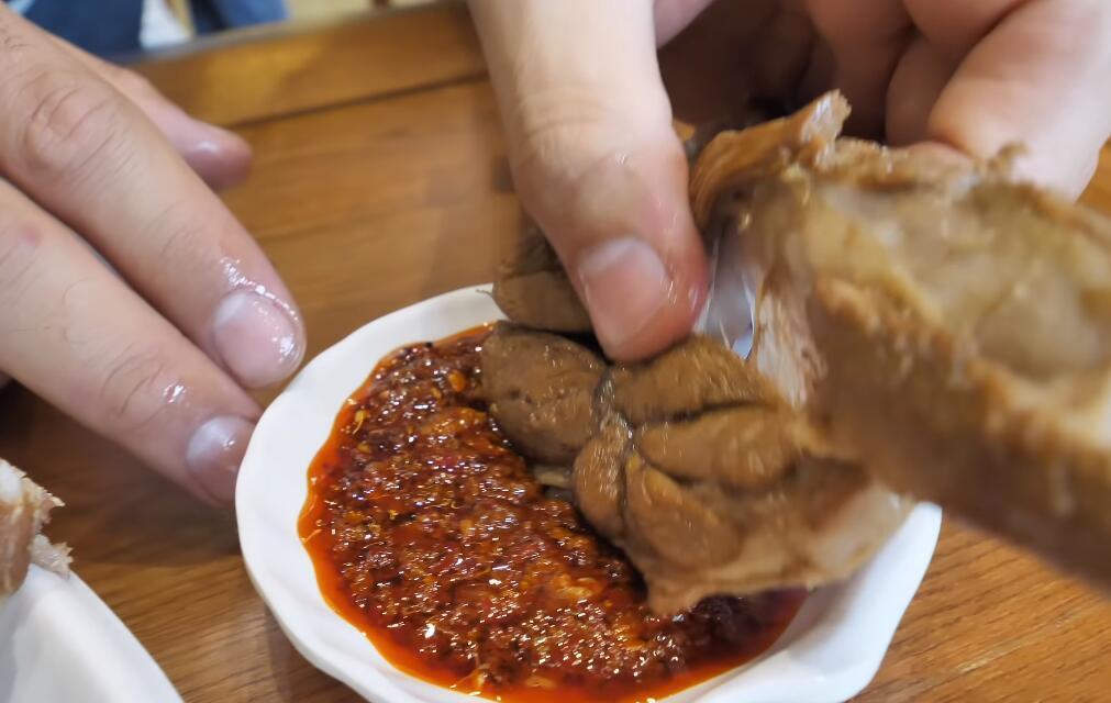 饭店|饭店老板做手抓羊肉,用一招让羊肉变紧实没膻味,每天煮几十只羊