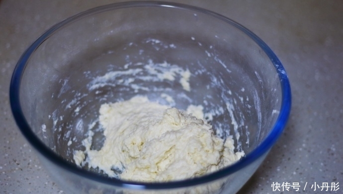 做这款面包,不需要揉面,无糖少油,外酥内软,当早餐营养味道好