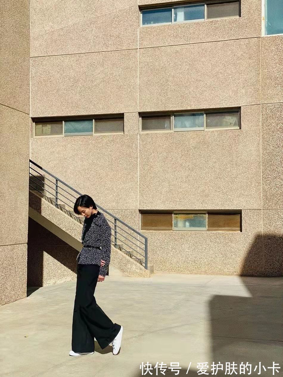 深色 张钧甯短发气质好成熟,深色造型优雅显干练,看着确实是奔4了