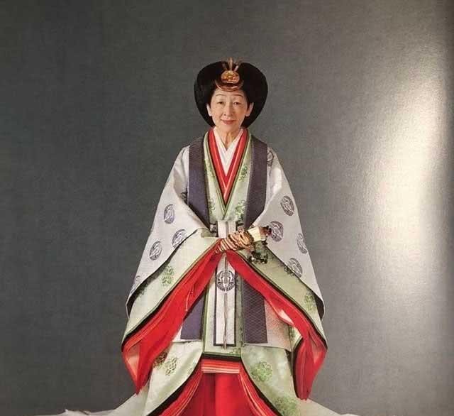 明仁|被恶毒婆婆逼成抑郁症，“亚洲戴安娜”晚年反击，拒绝与天皇合葬