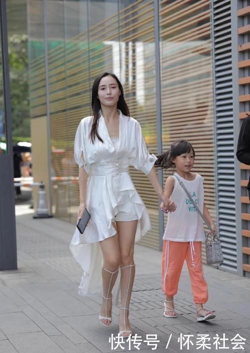 孩子都上小学了,还是一如既往的敢穿,她对得起时尚女郎的称号