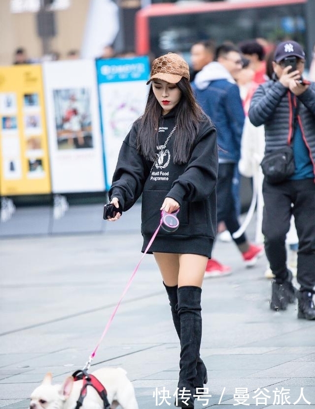 卫衣|街拍:黑色卫衣+豹纹短裙,小姐姐太会搭配了,即时尚又性感