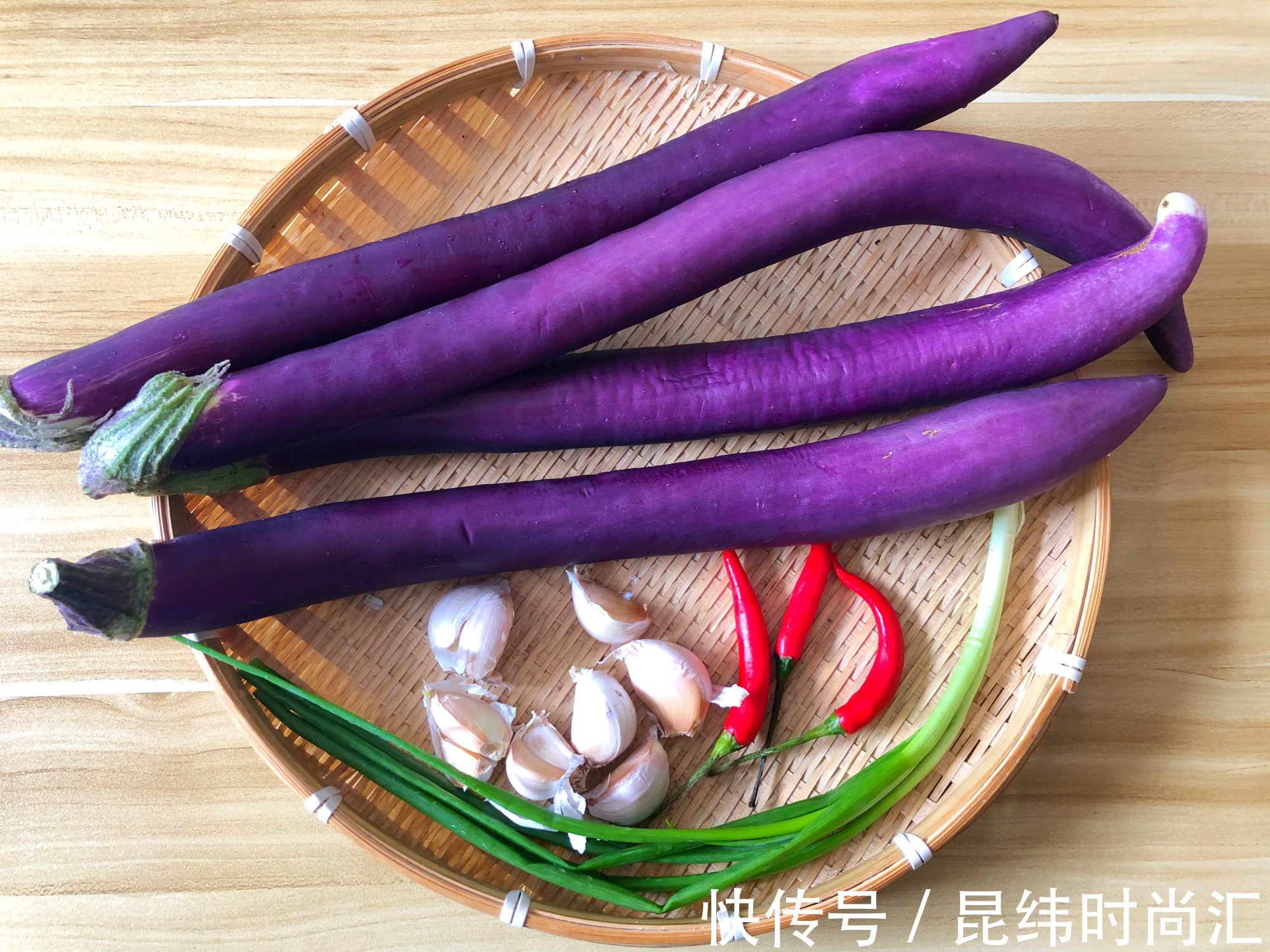 勿忘我|我家最近爱上茄子这做法,蒸一蒸就上桌,鲜美又下饭,快试试