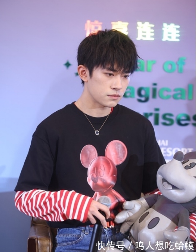 穿搭|感觉易烊千玺还没怎么长大,叠穿T恤像漫画少年,看着好可爱