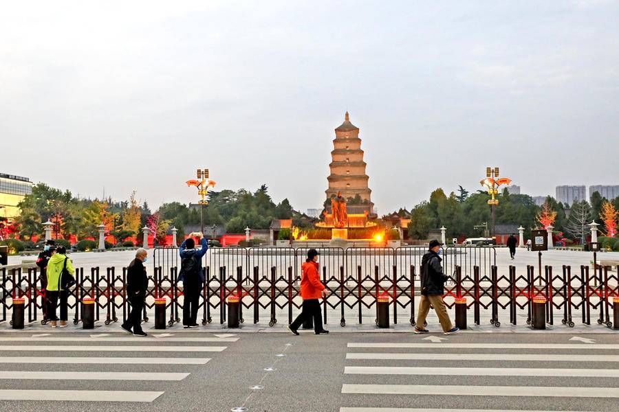 大唐|西安多景区暂时关闭，对大雁塔南广场地毯式消杀