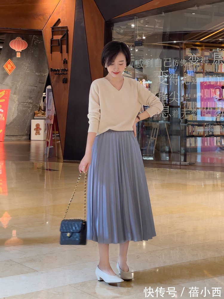 搭配 早春穿裙子流行“过膝不过踝”,配西装、风衣都挺美,打造时髦感