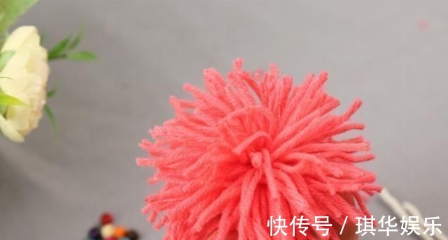 没用的旧毛线不要扔，缠在手上剪一刀，朋友看了都问我在哪里买的