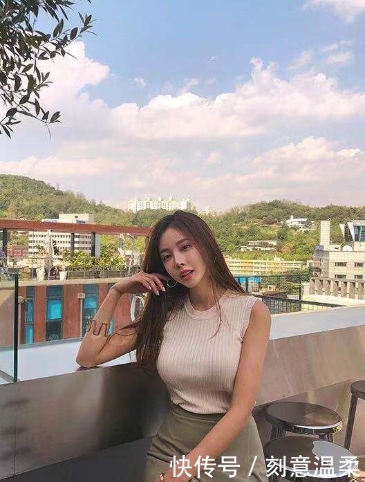 小姐姐|街拍:腿长白皙的大姐姐,丰腴有致,时尚迷人又干练帅气!