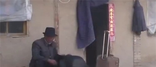 变形计|富二代参加《变形记》，卖掉金项链筹8万给穷爷爷治病，现怎样了